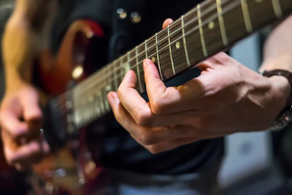 Musicista suona una chitarra — Foto Stock