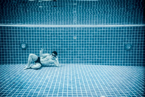 Pessoas jaz debaixo de água em uma piscina — Fotografia de Stock