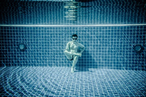 Personas se encuentra bajo el agua en una piscina —  Fotos de Stock