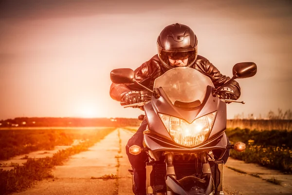 Carreras de motociclistas en la carretera — Foto de Stock