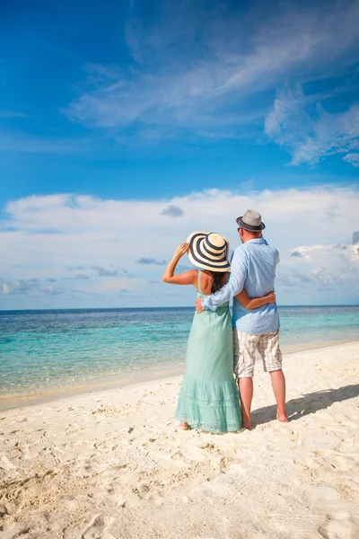 Urlauberpaar spaziert am tropischen Strand der Malediven. — Stockfoto