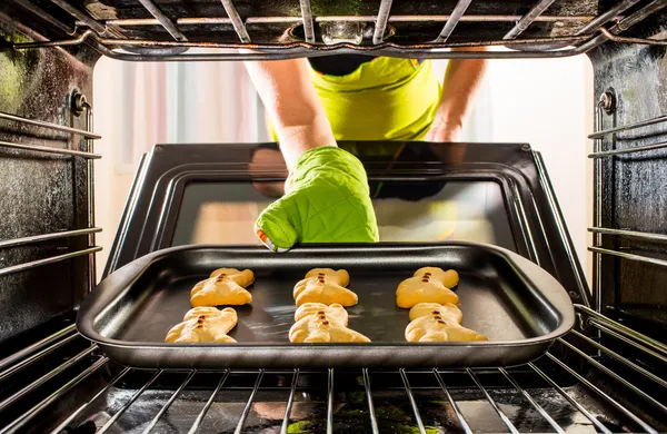 Memanggang manusia roti dalam oven — Stok Foto