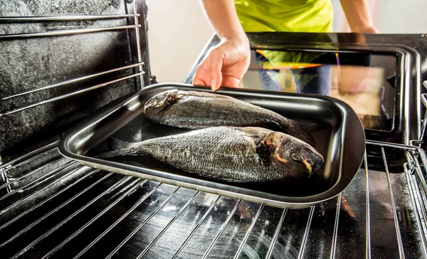 Matlagning dorado fisk i ugn. — Stockfoto