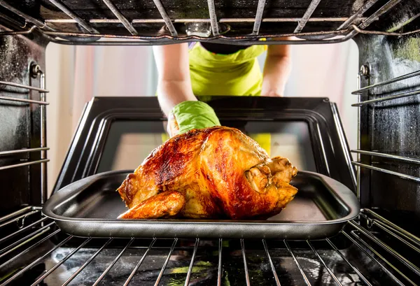 Koken kip in de oven thuis. — Stockfoto