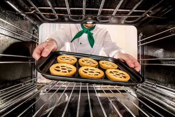 Koch kocht im Ofen. — Stockfoto