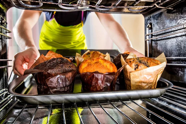 Panecillos para hornear en el horno — Foto de Stock