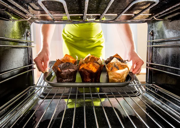 Baka muffins i ugnen — Stockfoto