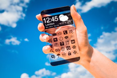 insan elinde şeffaf ekranlı akıllı telefon.