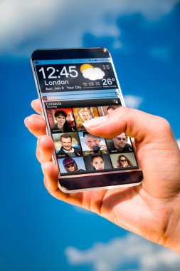 insan elinde şeffaf ekranlı akıllı telefon.