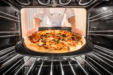 Şef Pizza fırın pişirme.