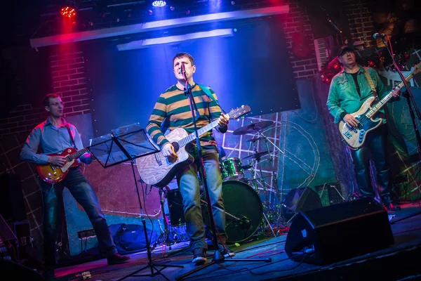 Band spielt auf der Bühne — Stockfoto