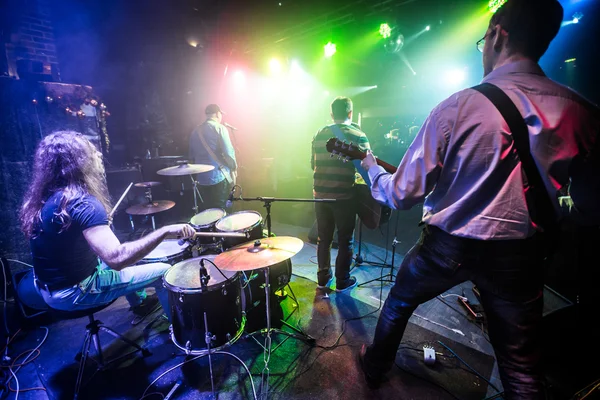 La banda actúa en el escenario — Foto de Stock