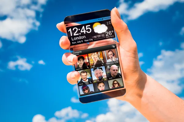 Smartphone con pantalla transparente en manos humanas . —  Fotos de Stock