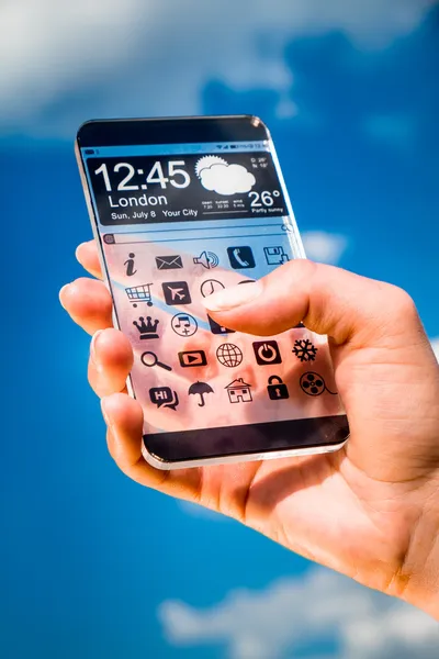 Smartphone s průhlednou obrazovkou v lidských rukou. — ストック写真