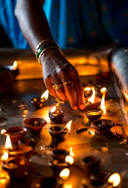 Candele accese nel tempio indiano . — Foto Stock