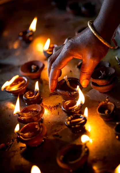 Candele accese nel tempio indiano . — Foto Stock