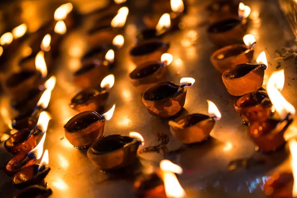 インドの寺院で燃えているキャンドル. — ストック写真