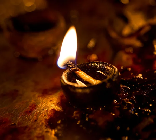 Brûler des bougies dans le temple indien . — Photo