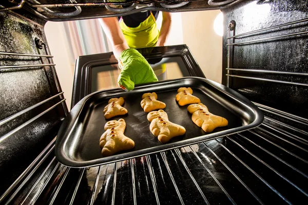 Hornear Hombre de jengibre en el horno — Foto de Stock