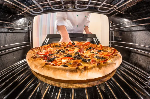 Chef cozinhar pizza no forno . — Fotografia de Stock