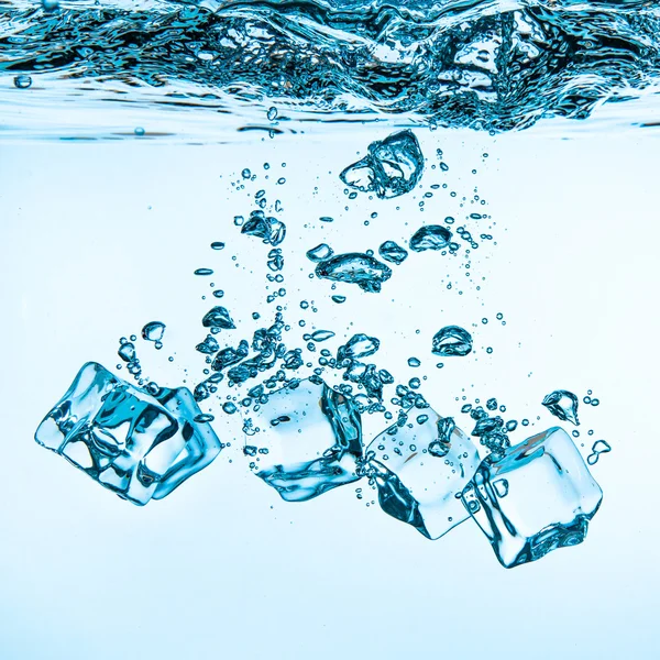 Cubos de hielo que caen bajo el agua — Foto de Stock