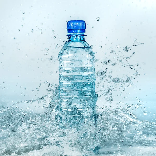 Flasche Wasser spritzt — Stockfoto