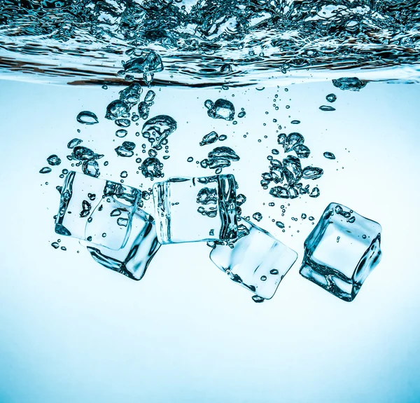 Кубики льоду падають під воду — стокове фото