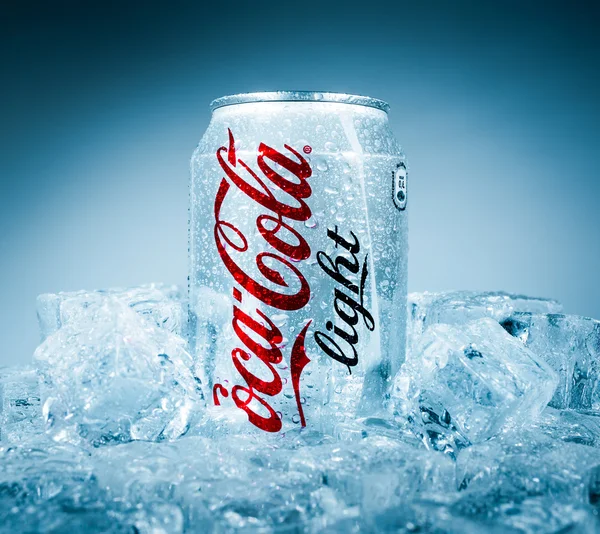 Kan av coca-cola lignt på is. — Stockfoto