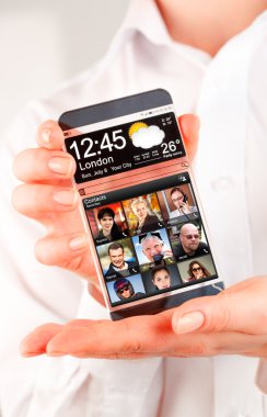insan elinde şeffaf ekranlı akıllı telefon.