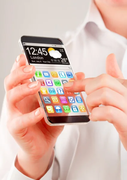 Smartphone dengan layar transparan di tangan manusia . — Stok Foto