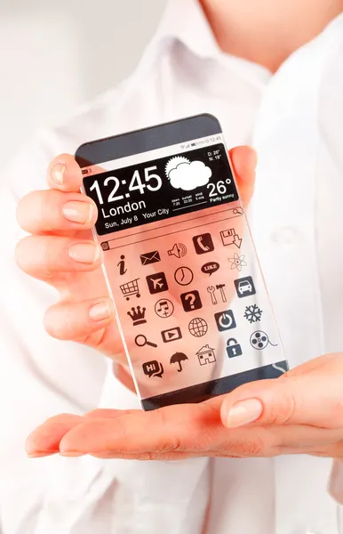 Smartphone mit transparentem Bildschirm in menschlicher Hand. — Stockfoto