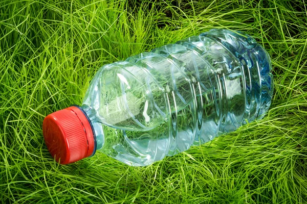 Wasserflasche auf dem Rasen. — Stockfoto