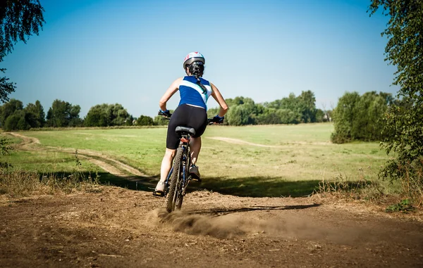 Kvinnor på cykel — Stockfoto