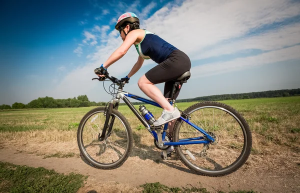 Kvinnor på cykel — Stockfoto