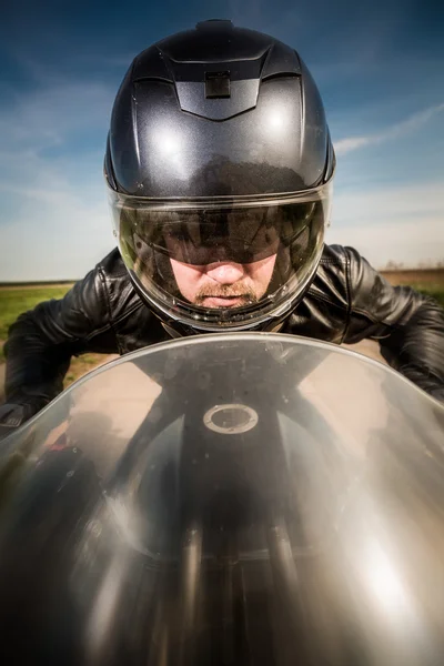 Corrida de motociclista na estrada — Fotografia de Stock