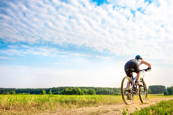 Kvinnor på cykel — Stockfoto