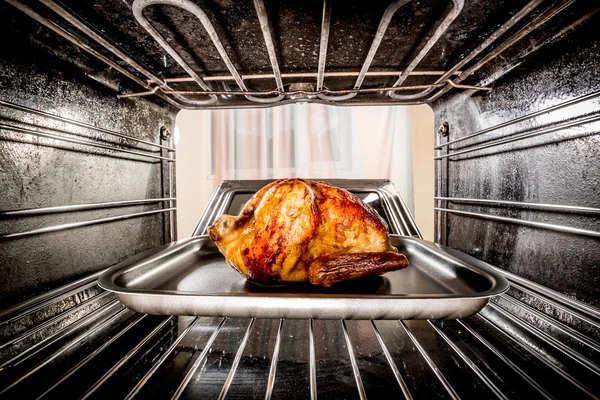 Жареная курица в духовке. — стоковое фото