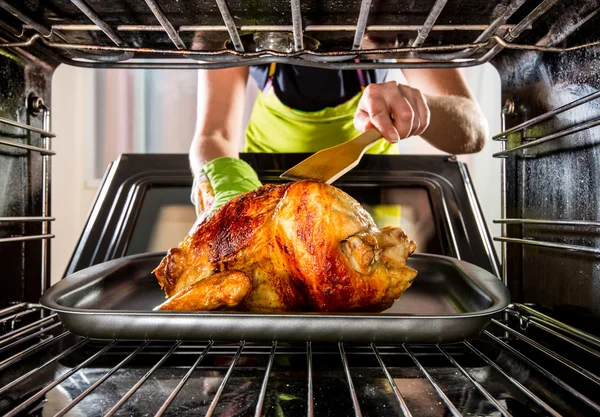 Cocinar pollo en el horno en casa . — Foto de Stock