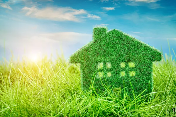 Casa en la hierba verde — Foto de Stock