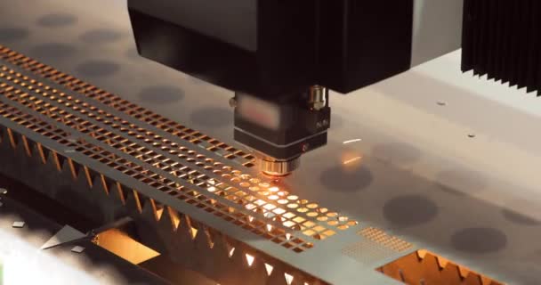 Cnc Laserschneiden Von Metall Moderne Industrietechnologie Herstellung Industrieller Details Die — Stockvideo