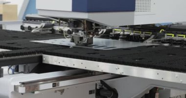 Koordinat kesen hidrolik basınç CNC otomatik yumruklama. Metal modern işleme teknolojisi Endüstriyel Detayları Yapıyor.