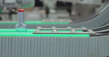 Üretim hattındaki şişeler fabrika veya fabrika