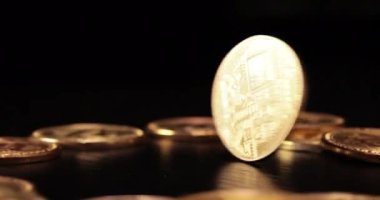 Siyah arka planda Altın Para BTC Kripto Para Birimi. Bitcoin, merkezi olmayan ilk dijital para birimi olarak adlandırılan dünya çapında bir şifreleme ve dijital ödeme sistemidir..