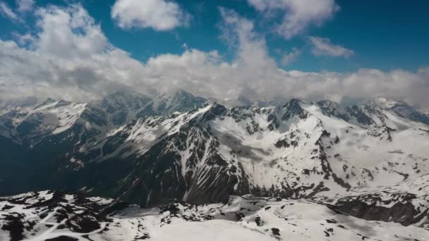 Luftflug Durch Bergwolken Über Wunderschöne Schneebedeckte Gipfel Von Bergen Und — Stockvideo
