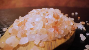 Himalaya pembe tuzu ahşap bir tuza tatlandırmak için kullanılır. Temel olarak pazarlama maliyetleri nedeniyle, pembe Himalaya tuzu masa veya deniz tuzundan yirmi kat daha pahalıdır. Döngü videosu.