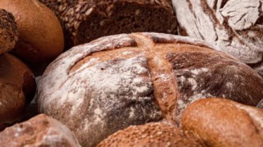 Taze pişmiş doğal ekmek mutfak masasında..