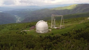 Özel Astrofizik Gözlemevi. Büyük bir teleskopla yer tabanlı evren gözlemleri için astronomik merkez..