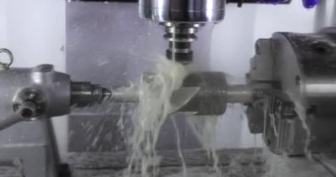 Metal işleten CNC değirmen makinesi. Metal modern işleme teknolojisinin kesilmesi Endüstriyel Detayları Yapıyor.