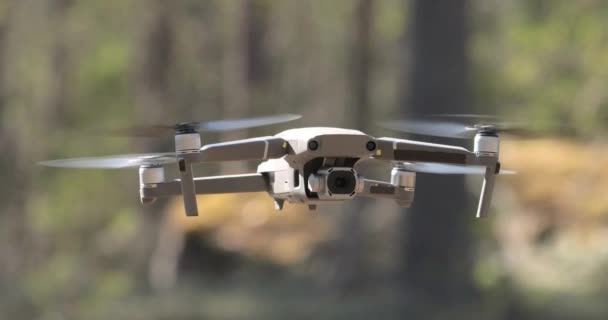 森の中でデジタルカメラで飛ぶドローン コプター — ストック動画