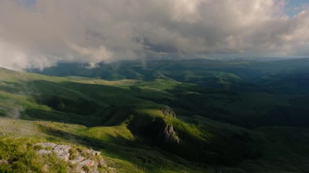 Nubes Bajas Sobre Una Meseta Los Rayos Del Atardecer Puesta — Vídeo de stock